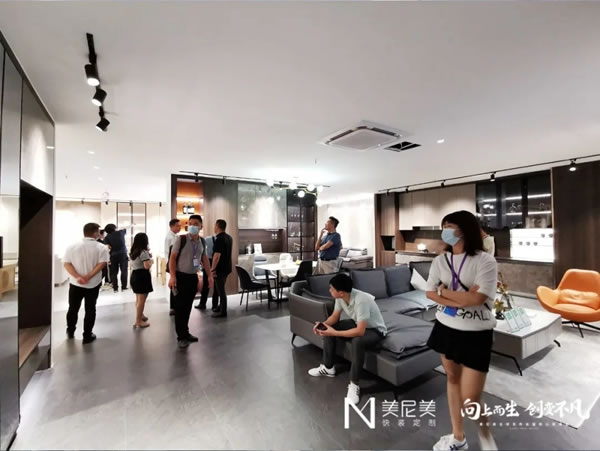 2021美尼美快裝定制秋季新品發(fā)布會暨核心商峰會圓滿舉辦