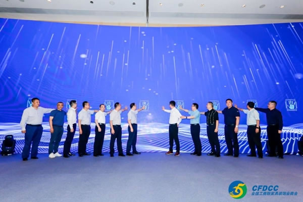耀東華公司曾敏華董事長擔(dān)任全國工商聯(lián)家具裝飾業(yè)商會綠色智慧供應(yīng)鏈專委會會長
