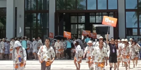 這個(gè)夏天，法獅龍客廳吊頂1725位家人在三亞！