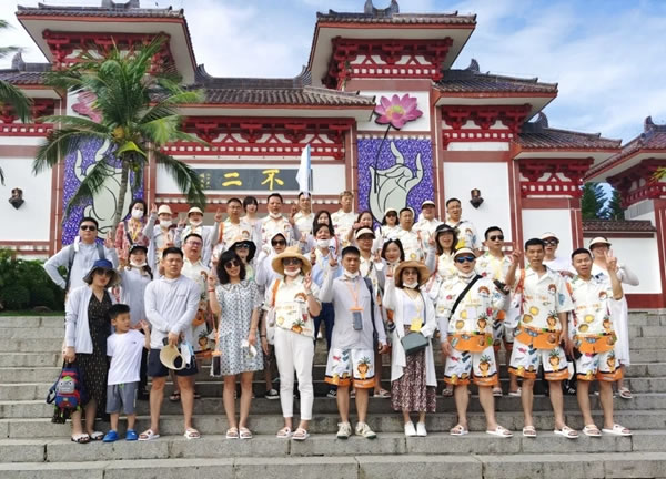 這個(gè)夏天，法獅龍客廳吊頂1725位家人在三亞！