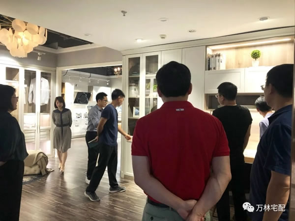 建甌商會一行蒞臨萬林宅配全屋香醇實木定制考察指導(dǎo)