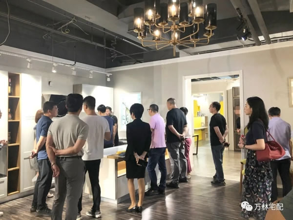 建甌商會一行蒞臨萬林宅配全屋香醇實木定制考察指導(dǎo)