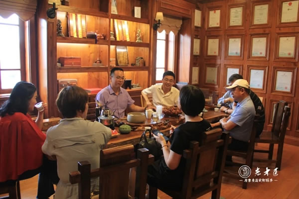 長泰區(qū)高新技術(shù)企業(yè)協(xié)會領(lǐng)導(dǎo)與企業(yè)家蒞臨老木匠＆歐尚谷原木輕奢定制參觀指導(dǎo)