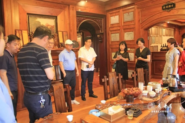 長泰區(qū)高新技術(shù)企業(yè)協(xié)會領(lǐng)導(dǎo)與企業(yè)家蒞臨老木匠＆歐尚谷原木輕奢定制參觀指導(dǎo)