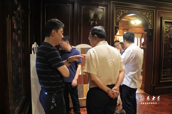 長泰區(qū)高新技術(shù)企業(yè)協(xié)會領(lǐng)導(dǎo)與企業(yè)家蒞臨老木匠＆歐尚谷原木輕奢定制參觀指導(dǎo)