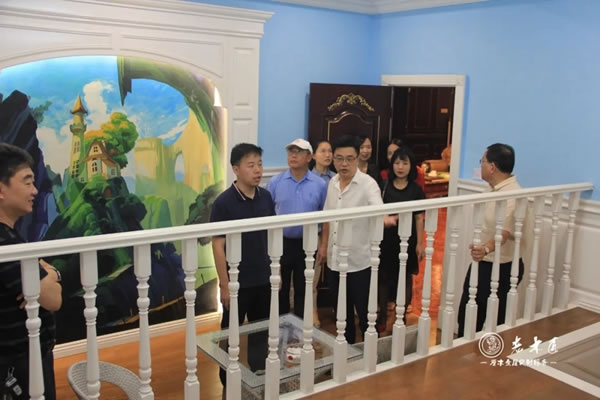 長泰區(qū)高新技術(shù)企業(yè)協(xié)會領(lǐng)導(dǎo)與企業(yè)家蒞臨老木匠＆歐尚谷原木輕奢定制參觀指導(dǎo)