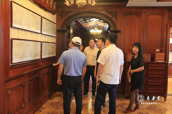 長泰區(qū)高新技術(shù)企業(yè)協(xié)會領(lǐng)導(dǎo)與企業(yè)家蒞臨老木匠＆歐尚谷原木輕奢定制參觀指導(dǎo)