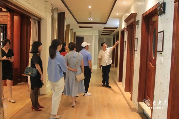 長泰區(qū)高新技術(shù)企業(yè)協(xié)會領(lǐng)導(dǎo)與企業(yè)家蒞臨老木匠＆歐尚谷原木輕奢定制參觀指導(dǎo)