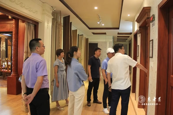 長泰區(qū)高新技術(shù)企業(yè)協(xié)會領(lǐng)導(dǎo)與企業(yè)家蒞臨老木匠＆歐尚谷原木輕奢定制參觀指導(dǎo)