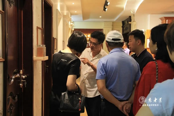 長泰區(qū)高新技術(shù)企業(yè)協(xié)會領(lǐng)導(dǎo)與企業(yè)家蒞臨老木匠＆歐尚谷原木輕奢定制參觀指導(dǎo)