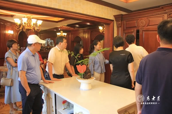 長泰區(qū)高新技術(shù)企業(yè)協(xié)會領(lǐng)導(dǎo)與企業(yè)家蒞臨老木匠＆歐尚谷原木輕奢定制參觀指導(dǎo)