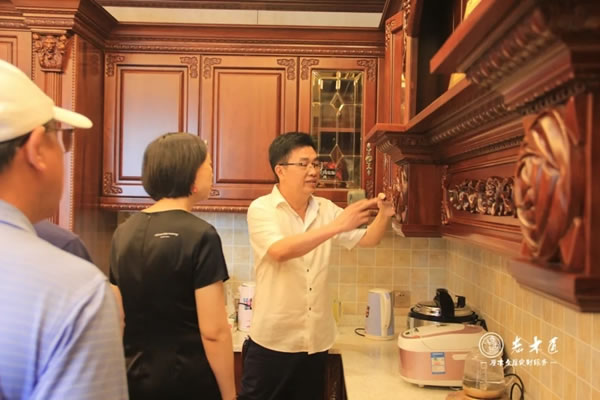 長泰區(qū)高新技術(shù)企業(yè)協(xié)會領(lǐng)導(dǎo)與企業(yè)家蒞臨老木匠＆歐尚谷原木輕奢定制參觀指導(dǎo)