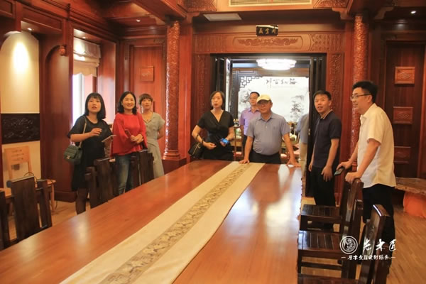 長泰區(qū)高新技術(shù)企業(yè)協(xié)會領(lǐng)導(dǎo)與企業(yè)家蒞臨老木匠＆歐尚谷原木輕奢定制參觀指導(dǎo)