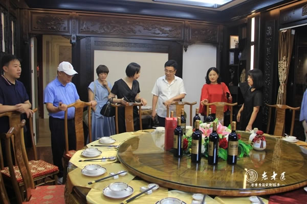 長泰區(qū)高新技術(shù)企業(yè)協(xié)會領(lǐng)導(dǎo)與企業(yè)家蒞臨老木匠＆歐尚谷原木輕奢定制參觀指導(dǎo)