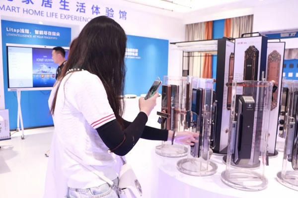 省工業(yè)設計協(xié)會領導以及臨沂市政企考察團蒞臨詩尼曼全屋定制進行考察交流