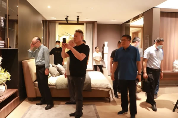 省工業(yè)設計協(xié)會領導以及臨沂市政企考察團蒞臨詩尼曼全屋定制進行考察交流