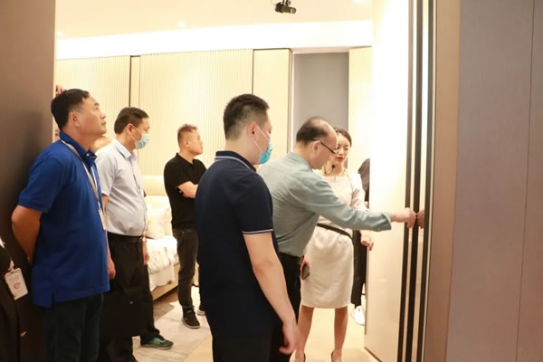 省工業(yè)設計協(xié)會領導以及臨沂市政企考察團蒞臨詩尼曼全屋定制進行考察交流