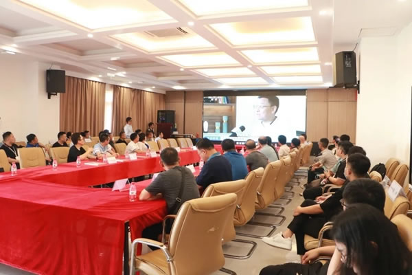 省工業(yè)設計協(xié)會領導以及臨沂市政企考察團蒞臨詩尼曼全屋定制進行考察交流