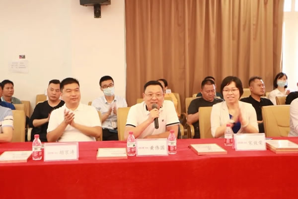 省工業(yè)設計協(xié)會領導以及臨沂市政企考察團蒞臨詩尼曼全屋定制進行考察交流