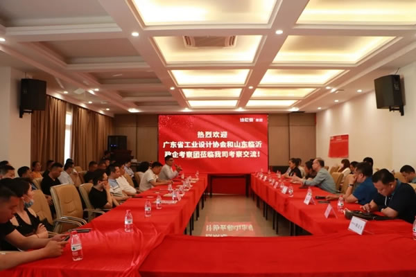 省工業(yè)設計協(xié)會領導以及臨沂市政企考察團蒞臨詩尼曼全屋定制進行考察交流