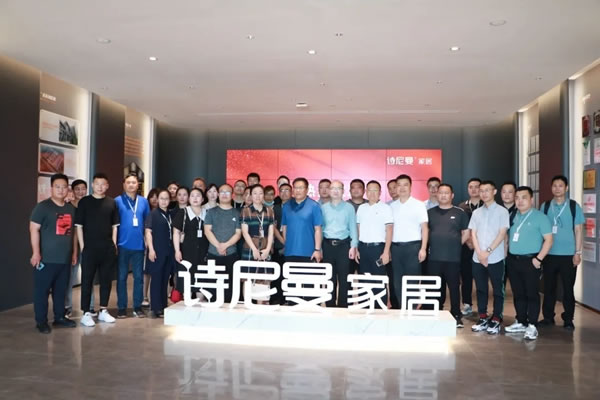 省工業(yè)設計協(xié)會領導以及臨沂市政企考察團蒞臨詩尼曼全屋定制進行考察交流