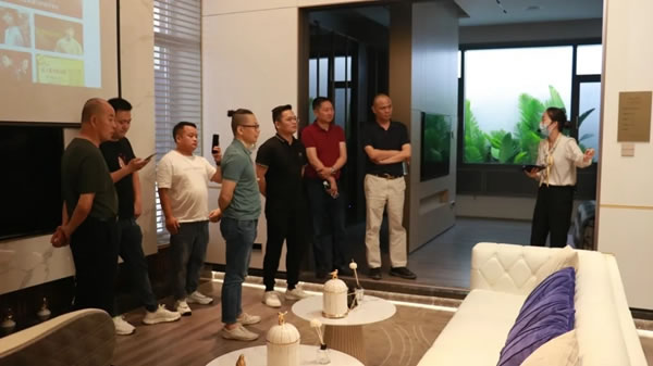 香港皇朝傢俬集團(tuán)陳董一行蒞臨BSPH寶思派智能家居參觀考察