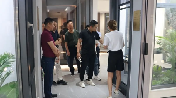香港皇朝傢俬集團(tuán)陳董一行蒞臨BSPH寶思派智能家居參觀考察