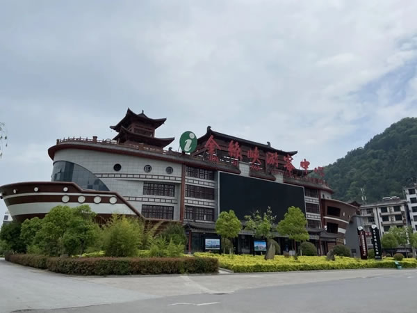 平凹國(guó)際家居 | 青春有夢(mèng)，不負(fù)時(shí)光，共賞湖光山色！