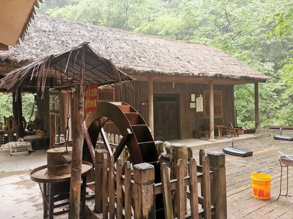 平凹國(guó)際家居 | 青春有夢(mèng)，不負(fù)時(shí)光，共賞湖光山色！