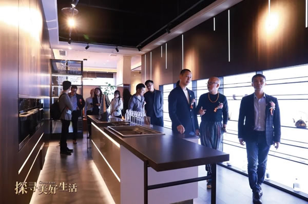 行業(yè)協會＆媒體組團走進奢匠5000㎡旗艦展廳，鑒證奢匠魅力！
