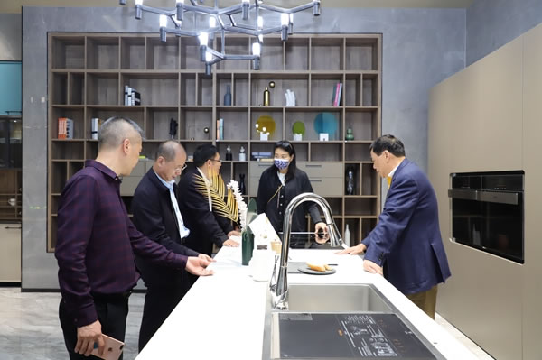 全資收購中恒陶瓷廠、宗晟偉杰定制工廠，90度家居瓷磚+櫥柜+衣柜一站配齊！