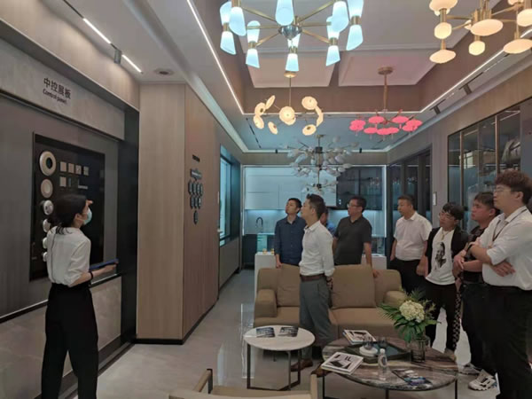 LA’BOBO全巖板家居領(lǐng)導(dǎo)一行考察寶思派智能家居