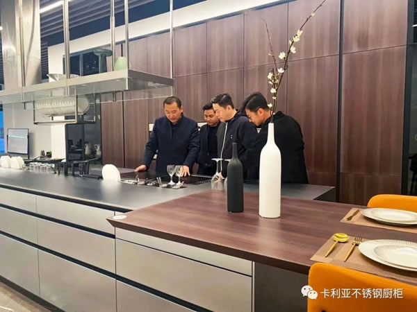 全國(guó)工商聯(lián)家具裝飾業(yè)商會(huì)執(zhí)行會(huì)長(zhǎng)張傳喜先生蒞臨卡利亞參觀指導(dǎo)！