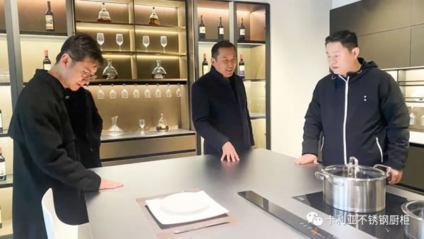 全國(guó)工商聯(lián)家具裝飾業(yè)商會(huì)執(zhí)行會(huì)長(zhǎng)張傳喜先生蒞臨卡利亞參觀指導(dǎo)！