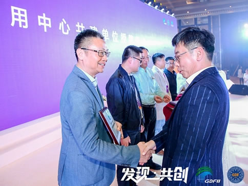耀東華板材當選“廣東省家居業(yè)聯(lián)合會第三屆主席團成員、科技創(chuàng)新應用中心共建單位”