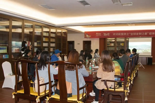 “全球定制之都”媒體走進(jìn)皇朝定制+ 助力打造定制家居國(guó)民品牌