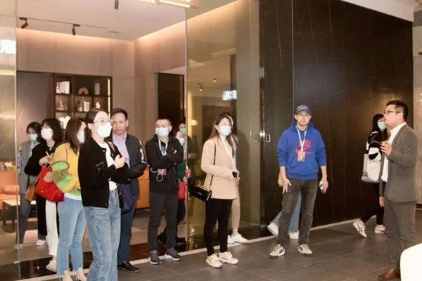 “全球定制之都”媒體走進(jìn)皇朝定制+ 助力打造定制家居國(guó)民品牌