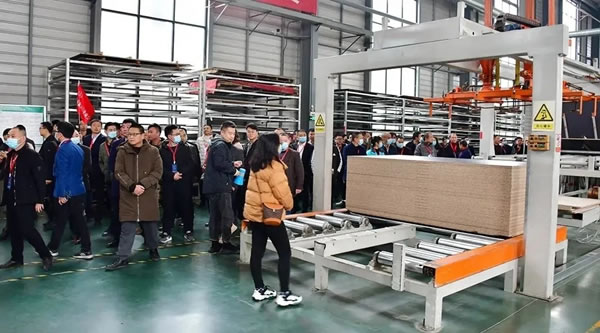 成都市家具商會(huì)組織企業(yè)參觀欣艾格工廠