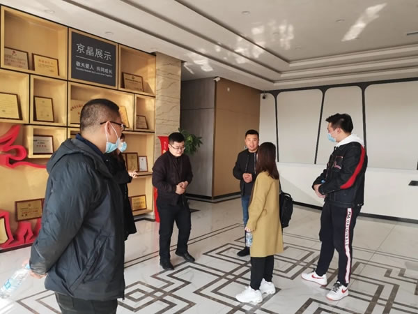 物美集團(tuán)代表前往京晶展示工廠參觀考察