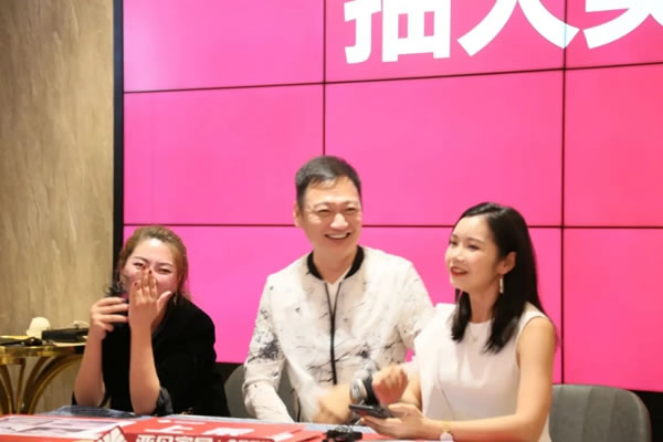 陶大宇空降亞丹家居直播間，瘋狂打call，引爆人氣