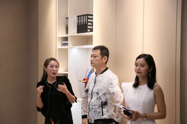 陶大宇空降亞丹家居直播間，瘋狂打call，引爆人氣