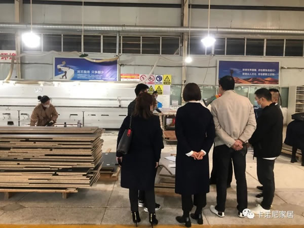 樂山經銷商梁總攜員工到卡諾尼定制衣柜工廠參觀學習