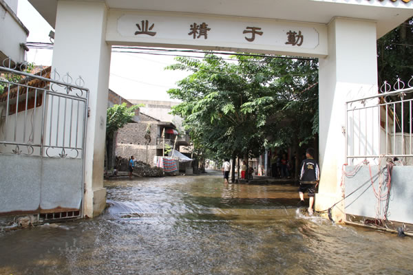 頂固總公司攜手海南經(jīng)銷商愛心捐助受災(zāi)小學(xué)